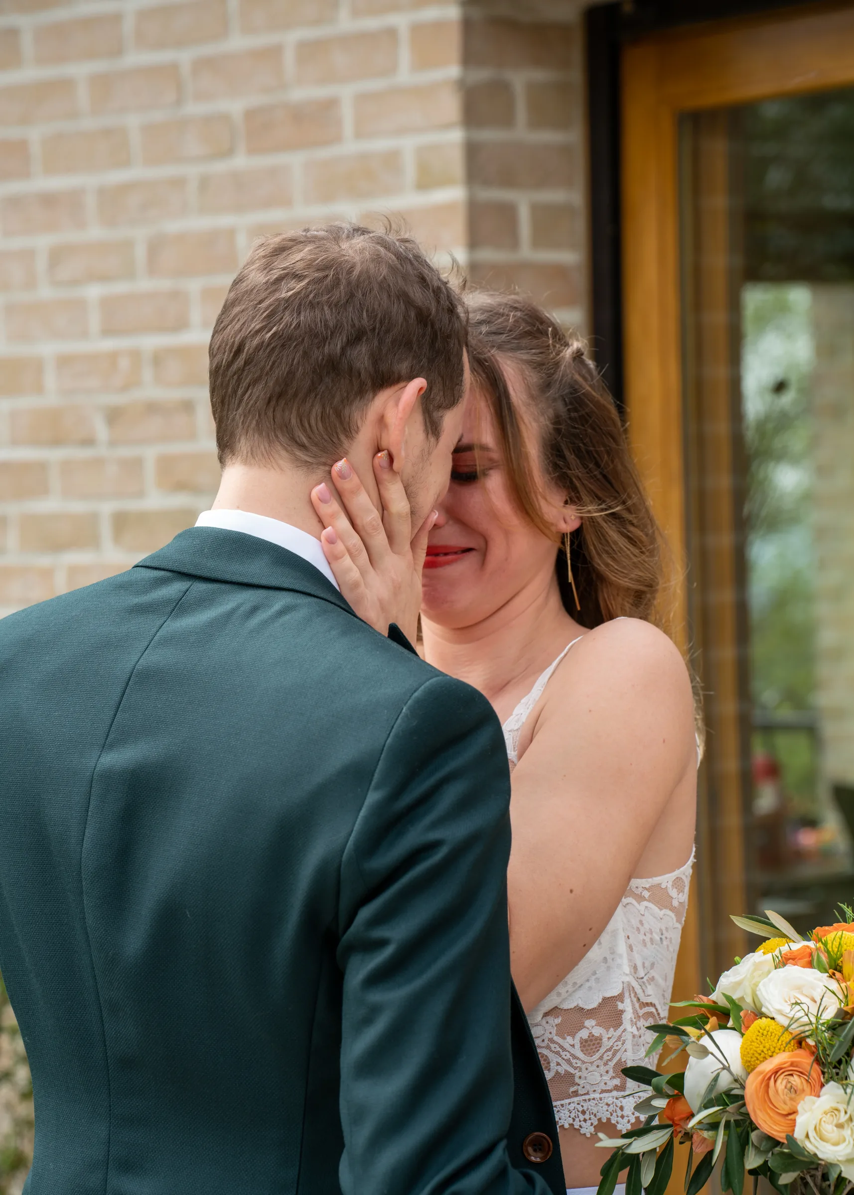 Rires et complicité - photographie de mariage authentique